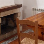 Comedor con chimenea, casa rural Cantabria