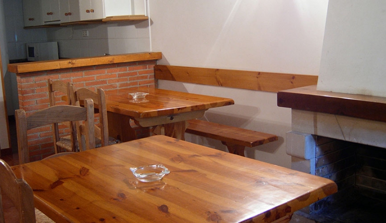 Comedor con chimenea de la Casa Rural Pocotrigo